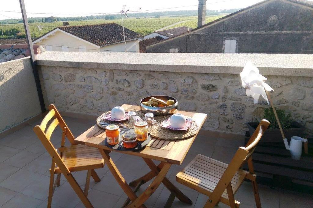 Au Coeur Des Vignobles Bed and Breakfast Saint-Estèphe Exteriör bild