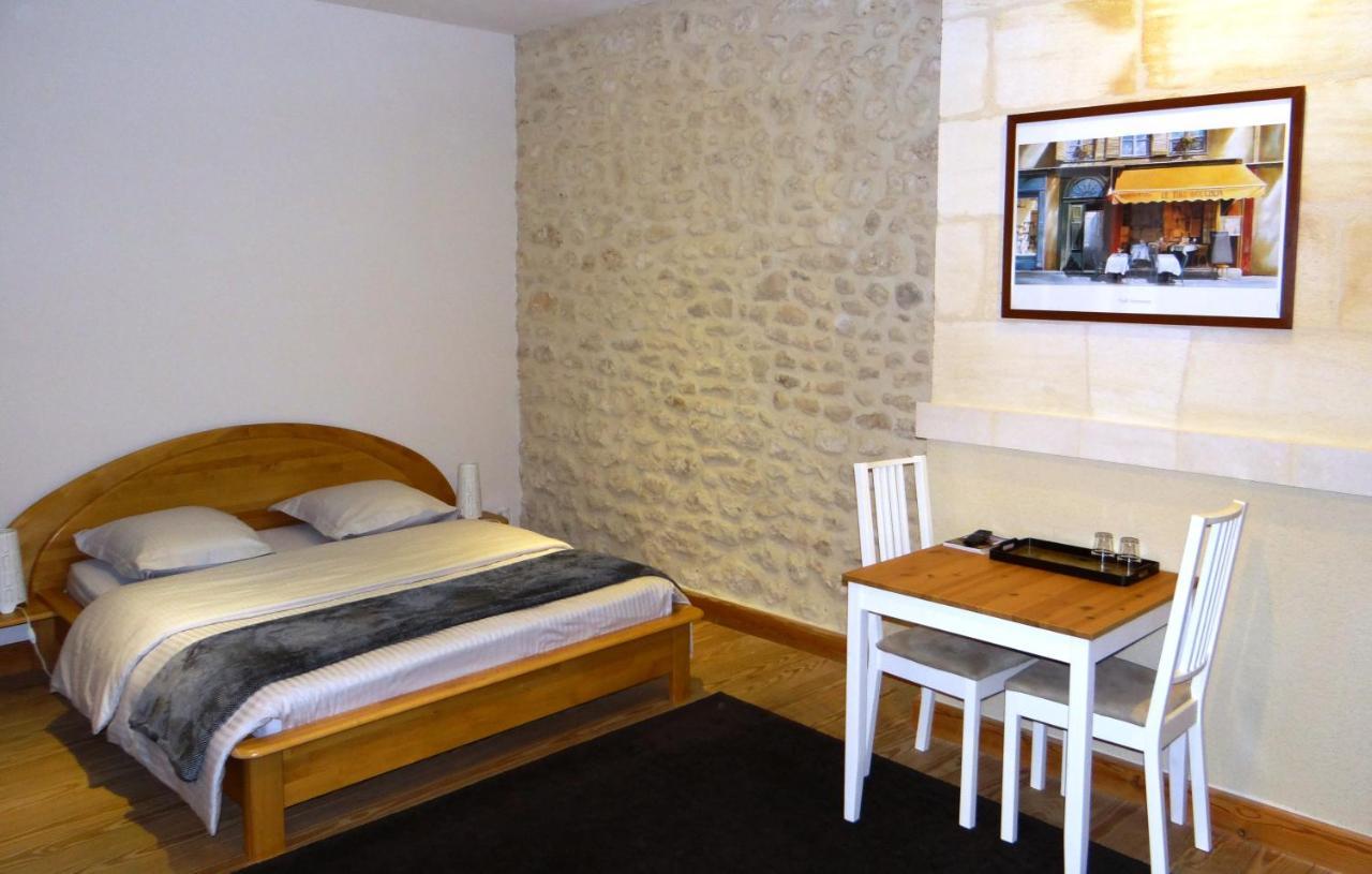 Au Coeur Des Vignobles Bed and Breakfast Saint-Estèphe Exteriör bild