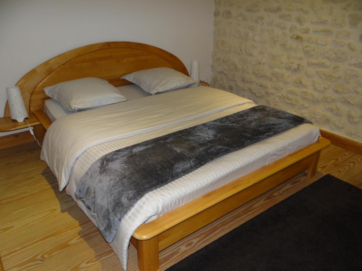 Au Coeur Des Vignobles Bed and Breakfast Saint-Estèphe Exteriör bild