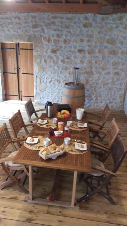 Au Coeur Des Vignobles Bed and Breakfast Saint-Estèphe Exteriör bild